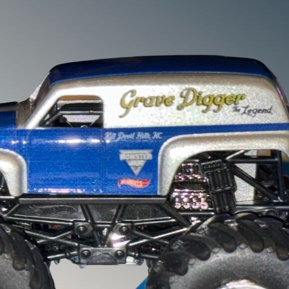 Hot Wheels Monster Jam Grave Digger The Legend 1:64 Scale B23 - Picture 7 of 9